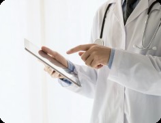 Ein Arzt zeigt Informationen auf einem Tablett