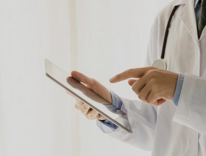 Ein Arzt zeigt Informationen auf einem Tablett